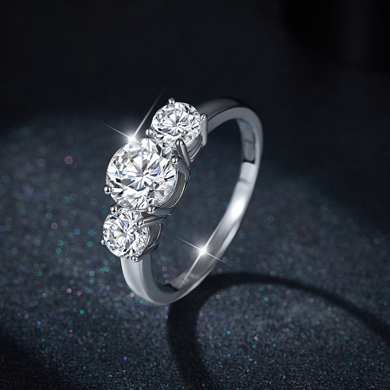 S925 Round-Cut Full Moissanite (Even Side Stones) Ring With 2 Side Stones 1CT 【6#16】