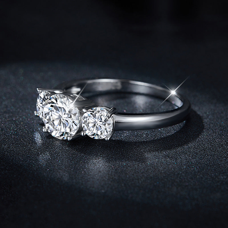 S925 Round-Cut Full Moissanite (Even Side Stones) Ring With 2 Side Stones 1CT 【6#16】